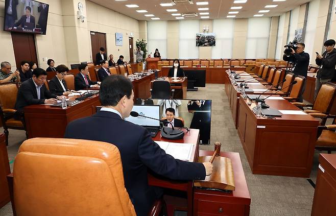 성일종 국회 국방위원장이 23일 국회에서 열린 국방위원회 전체회의에서 여당 의원들이 불참한 가운데 회의 개시를 알리고 있다. 이날 회의는 국민의힘 의원들의 한미 대북 정보 관련 현안 질의를 위한 개의 요구로 개최된 가운데 민주당 및 안규백 장관은 참석하지 않았다. 연합뉴스