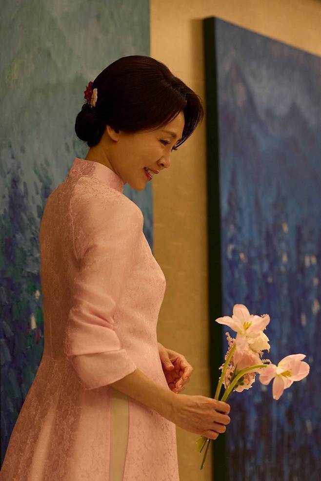 23일 이재명 대통령의 인스타그램 계정에 올라온 아오자이를 입은 김혜경 여사의 모습. 사진 이 대통령 인스타그램 캡처