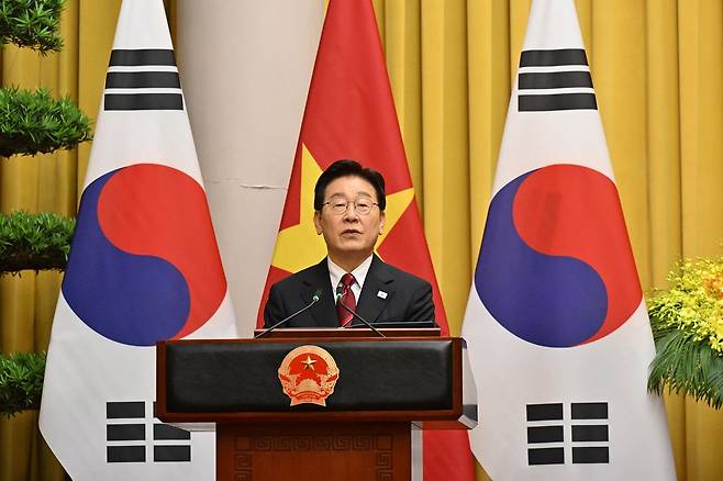 베트남을 국빈 방문중인 이재명 대통령이 22일 하노이 주석궁에서 정상회담을 마친 뒤 공동언론발표를 하고 있다. 전민규 기자