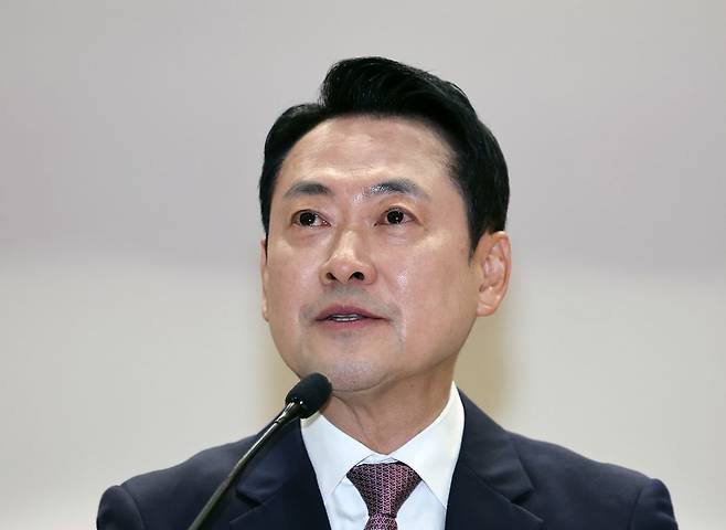 장동혁 국민의힘 대표가 23일 오전 서울 여의도 국회의원회관에서 'AI·디지털 전환 시대, 직업훈련의 품질개선과 혁신, 지원개선 방안'을 주제로 열린 세미나에서 축사하고 있다. 뉴스1