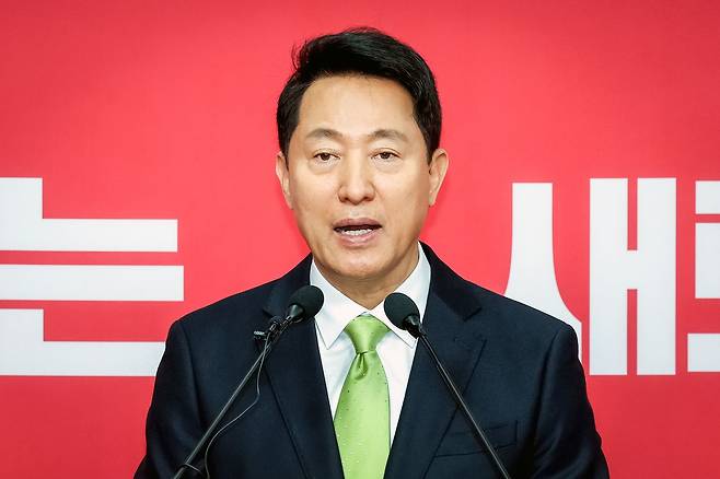 6.3전국동시지방선거 국민의힘 서울시장 후보로 확정된 오세훈 서울시장이 18일 오전 서울 영등포구 국민의힘 중앙당사에서 기자회견을 하고 있다.  이날 박덕흠 국민의힘 중앙당 공천관리위원장은 오 시장이 경선에서 승리했다고 발표했다. 뉴스1