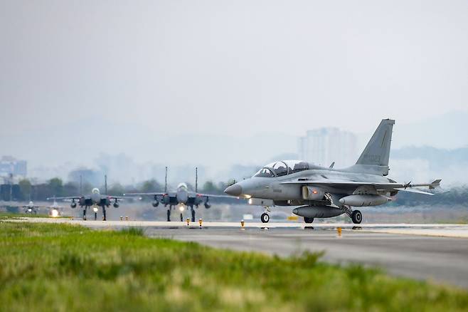 공군 FA-50 전투기(오른쪽)와 F-15K 전투기가 이륙을 위해 유도로를 따라 이동하고 있는 모습. 사진 공군