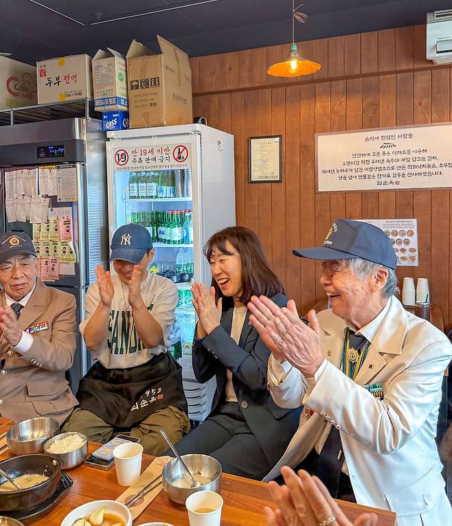 강윤진 국가보훈부 차관이 지난 17일 서울 노원구 국밥집을 방문해 참전유공자들과 식사를 함께하고 있다. 사진 국가보훈부