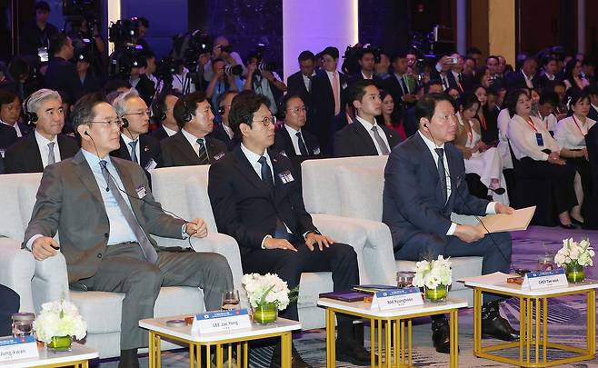 23일 베트남 하노이 시내 한 호텔에서 열린 한·베트남 비즈니스 포럼에 이재용 삼성전자 회장, 배경훈 과학기술정보통신부 장관, 최태원 대한상의 회장이 참석해 있다. 전민규 기자