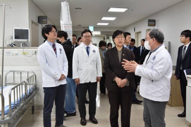 ▲ 정은경 보건복지부장관은 22일 원주 세브란스 기독병원을 방문, 강원영서 권역응급 의료센터, 외상센터를 둘러보며 응급 의료 환자 이송체계를 점검했다.