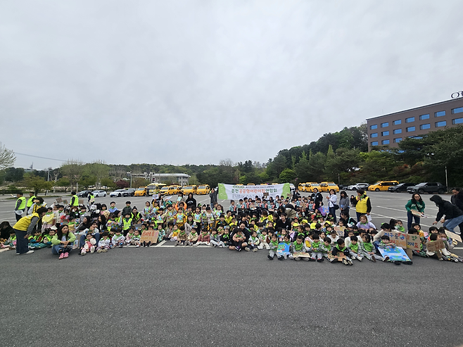 ▲ 춘천공공형어린이집연합회는 22일 제56회 지구의 날을 맞아 춘천 베어스호텔 일대에서 연합회 소속 어린이집 18개소 영·유아 250여 명과 교직원 등 총 300여 명이 참여한 가운데 ‘다함께 쓰담’ 환경 정화 활동을 실시했다.