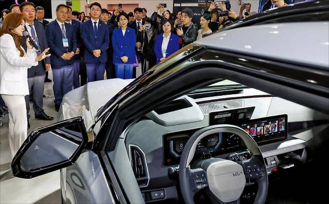 최민희 국회 과학기술정보방송통신위원회 위원장(왼쪽 다섯 번째)과 류제명 과학기술정보통신부 제2차관(네 번째) 등이 22일 서울 삼성동 코엑스에서 열린 ‘2026 월드IT쇼’에 참석해 기아 EV5 GT-Line 차량을 살펴보고 있다.  /문경덕 기자