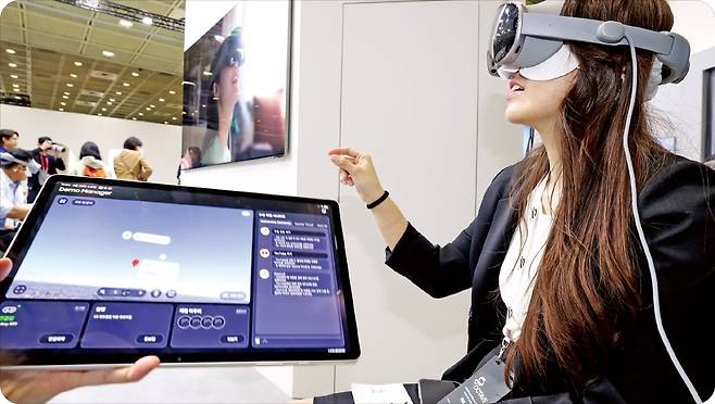 < 갤럭시 XR 체험하는 관람객 > 22일 서울 삼성동 코엑스에서 열린 ‘2026 월드IT쇼’ 삼성전자 부스에서 한 관람객이 삼성전자의 확장현실 기기인 ‘갤럭시 XR’을 체험하고 있다.  /문경덕 기자