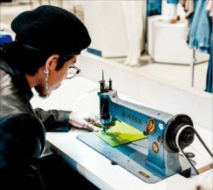 재단사 마르코 레마가 미국 뉴욕﻿에 있는 노드스트롬 백화점 매장에서 작업을 하고 있다.  /AP연합뉴스