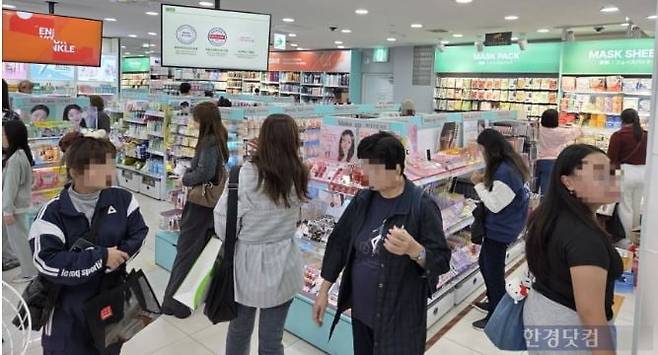 서울 명동 소재 다이소 매장에서 외국인 관광객이 쇼핑하고 있다./사진=한경DB