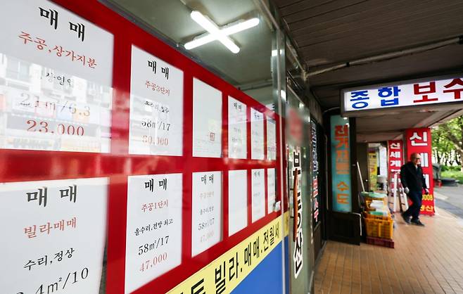 서울 노원구의 한 부동산에 게시된 매매 안내문 / 사진=뉴스1