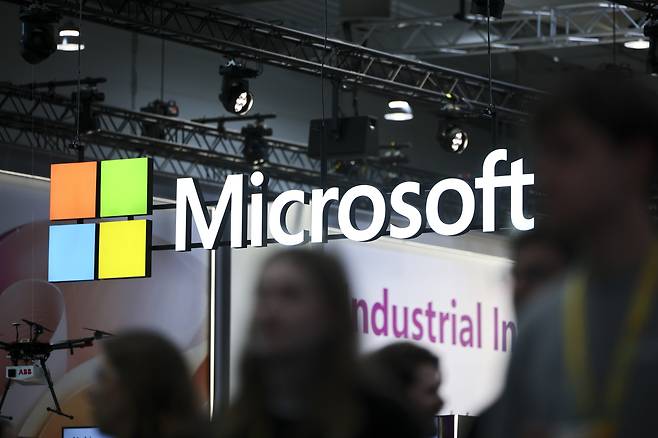 지난 20일(현지시간) 독일 하노버 박람회에서 마이크로소프트 로고가 보이고 있다. EPA연합뉴스