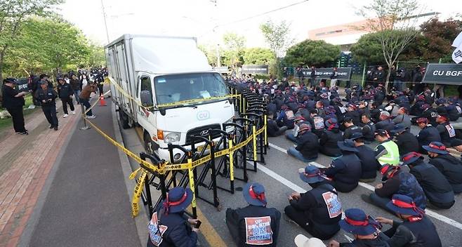 ‘화물연대 사망 조합원 진상규명 및 책임자 처벌 촉구 결의대회’가 열린 지난 21일 오후 경남 진주시 정촌면 BGF로지스 진주센터 주변에 전날 발생한 차 사고의 화물차가 주차돼 있다. 연합뉴스