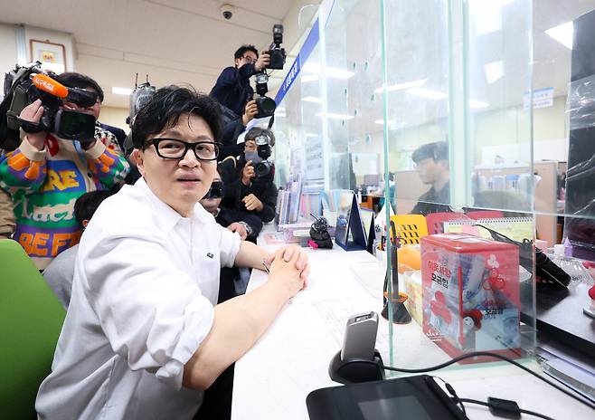 한동훈 전 국민의힘 대표가 지난 14일 오후 부산 북구 만덕2동 행정복지센터를 찾아 전입신고를 하고 있다. 연합뉴스