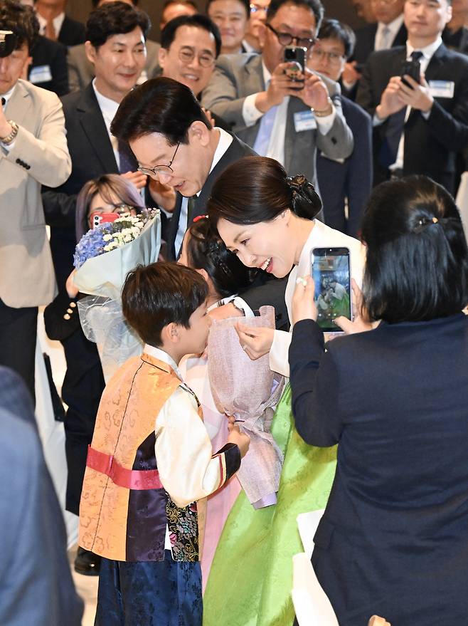 이재명 대통령과 김혜경 여사가 19일 인도 뉴델리 한 호텔에서 열린 인도 동포 간담회에 참석해 화동에게 꽃다발을 전달받고 있다. 2026.04.19 이준헌 기자
