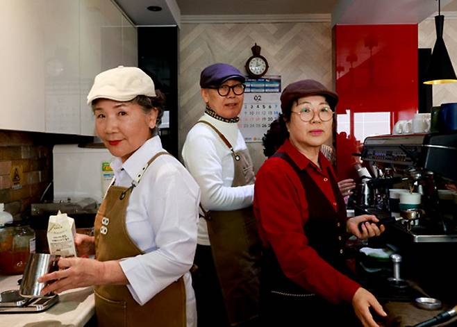 경남 창원시 마산합포구에 있는 실버 바리스타 카페 ‘카페아리’ 문화점에서 지난 2월9일 ‘시니어 바리스타’ 이서옥, 김치두, 김상분씨(왼쪽부터)가 포즈를 취하고 있다. 창원 | 문재원 기자