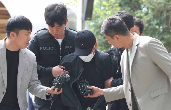 ‘진주 화물연대 조합원 사망 사고’를 유발한 40대 비조합원이 23일 구속됐다. 사진은 그가 이날 구속영장 실질심사를 받기 위해 창원지법 진주지원에 출석하는 모습. 연합뉴스