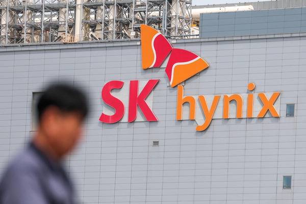 SK하이닉스가 계속되는 인공지능(AI) 반도체 수요 급증에 힘입어 매출액 52조원, 영업익 37조원을 넘으며 역대 최대 실적 기록 행진을 이어간 23일 경기도 이천시 SK하이닉스 본사 모습. 연합뉴스