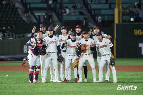 롯데 자이언츠 선수단이 23일 부산 사직야구장에서 열린 2026 신한 SOL KBO 정규시즌 두산 베어스와의 홈 경기에6-1으로 승리했다. 롯데 자이언츠 제공