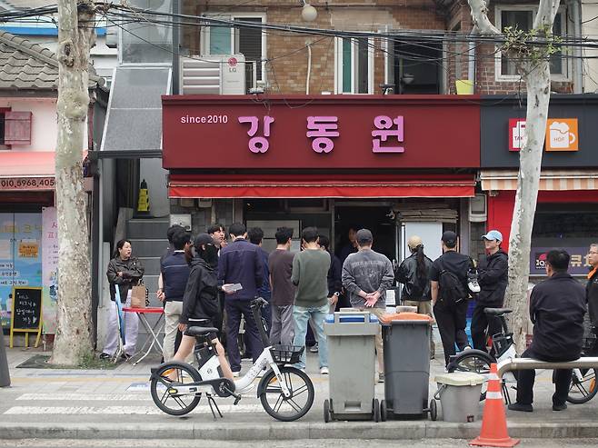 Customers wait outside Gangdongwon, a Chinese restaurant in Mangwon [LIM JEONG-WON]