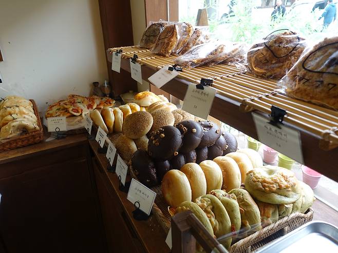 Stuffed bagels and other baked products are on display at HwHw, a bakery in Mangwon-dong, Mapo District, western Seoul, on April 16. [LIM JEONG-WON]