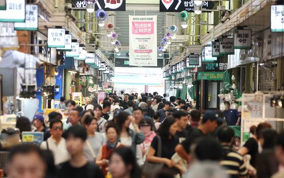 Visitors walk around Mangwon Market in Mapo District, western Seoul on Aug. 24, 2025. [YONHAP]