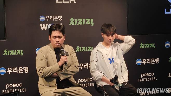 주영달 감독(왼쪽)과 ‘두두’ 이동주가 23일 오후 7시 서울 종로구 LCK 아레나에서 열린 젠지와의 2026 LoL 챔피언스 코리아(LCK) 정규 시즌 1라운드 경기가 끝난 뒤 기자회견에 참석하고 있다. 송한석 기자
