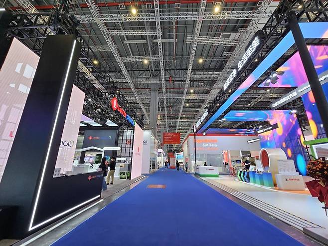 지난 22일 '차이나 플라스 2026' 전시장에서 롯데케미칼과 중국 시노펙 부스가 마주보고 있는 모습. 상하이=박상은 기자