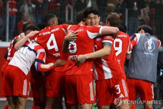 레온 고레츠카 등 동료들과 승리에 기뻐하는 김민재(3번) / 사진=연합뉴스