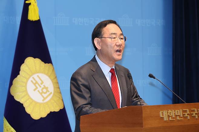 국민의힘 대구시장 후보 경선에서 컷오프(공천 배제)된 6선 주호영 의원이 8일 서울 여의도 국회 소통관에서 기자회견을 열고 있다. / 사진=연합뉴스