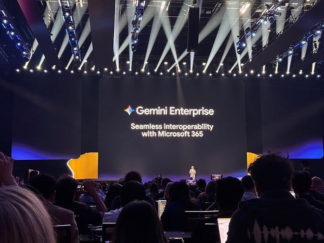 토마스 쿠리안 구글 클라우드 최고경영자(CEO)가 22일(현지시간) 미국 라스베이거스에서 열린 구글 클라우드 넥스트에서 기조강연을 하고 있다. [사진=구글]