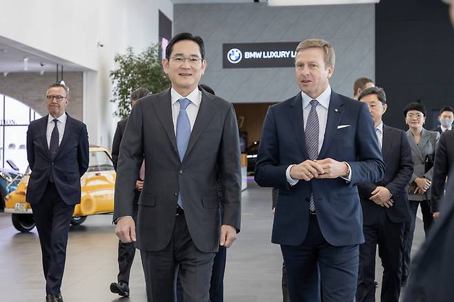 이재용 삼성전자 회장이 2022년 인천 영종도에 위치한 BMW 드라이빙 센터에서 올리버 칩제 BMW CEO와 만나 배터리 및 전장 분야 협력 방안을 논의하고 있다. 삼성전자