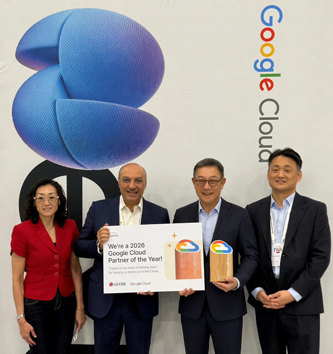 현신균 LG CNS 대표(왼쪽 셋째)와 카란 바즈와 구글 클라우드 아태 지역 총괄(왼쪽 둘째)이 ‘구글 클라우드 파트너 어워즈 2026’에서 기념촬영을 하고 있다. LG CNS