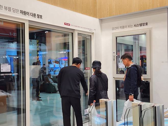 LX하우시스는 23일부터 26일까지 서울 강남구 학여울역 세텍(SETEC)에서 열리는 ‘2026 서울건축박람회’에 참가해 LX Z:IN(지인) 창호·중문·벽장재·키친 등을 선보였다.