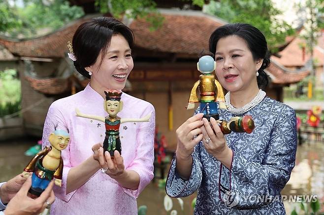 인형보는 김혜경 여사. [사진출처 = 연합뉴스]