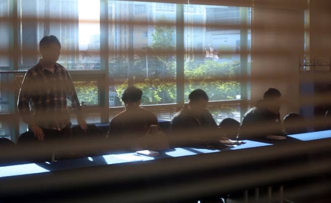 처우개선과 직접 교섭을 놓고 충돌을 빚고 있는 BGF로지스 관계자들이 22일 대전 동구 한 호텔에서 민주노총 공공운수노조 화물연대본부 관계자들과 실무교섭 상견례를 진행하고 있다. [연합뉴스]