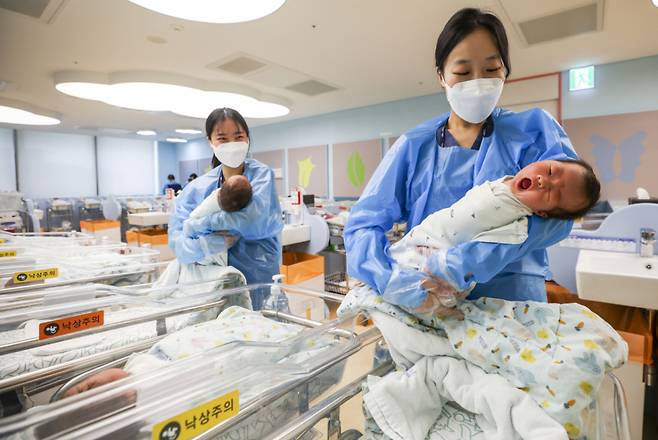 22일 경기 고양시 CHA의과학대학교 일산차병원 신생아실에서 간호사가 신생아들을 돌보고 있다. 출생아 수가 2019년 이후 최대치를 기록하고 증가율은 역대 최고 수준까지 치솟았다. 출산율도 1년 넘게 상승세를 이어가며 저출생 반등 흐름이 이어지는 모습이다. 국가데이터처가 발표한 '2026년 2월 인구동향'에 따르면 지난 2월 출생아 수는 2만2898명으로 전년 동월보다 2747명(13.6%) 증가했다. 2월 기준 출생아 수는 2019년 2월(2만5710명) 이후 가장 높은 수준이다. /사진=뉴시스