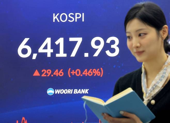 (서울=뉴스1) 이호윤 기자 = 코스피 지수가 연일 사상 최고치를 경신한 22일 서울 중구 우리은행 본점 딜링룸 전광판에 종가가 표시되고 있다. 이날 코스피 지수는 전거래일 대비 29.46(0.46%) 포인트 상승한 6417.93, 코스닥은 전거래일 대비 2.09포인트(0.18%) 오른 1181.12로 장을 마감했다. 2026.4.22/뉴스1  Copyright (C) 뉴스1. All rights reserved. 무단 전재 및 재배포,  AI학습 이용 금지. /사진=(서울=뉴스1) 이호윤 기자