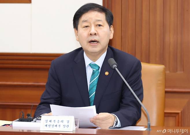 [서울=뉴시스] 추상철 기자 = 구윤철 부총리 겸 재정경제부 장관이 23일 오전 서울 종로구 정부서울청사에서 열린 민생물가 특별관리 관계장관 TF 회의에서 발언하고 있다. 2026.04.23. scchoo@newsis.com /사진=추상철