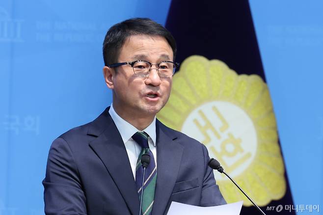 (서울=뉴스1) 신웅수 기자 = 한병도 더불어민주당 의원이 23일 서울 여의도 국회 소통관에서 원내대표 출마 기자회견을 하고 있다. 2026.4.23/뉴스1 Copyright (C) 뉴스1. All rights reserved. 무단 전재 및 재배포, AI학습 이용 금지. /사진=(서울=뉴스1) 신웅수 기자