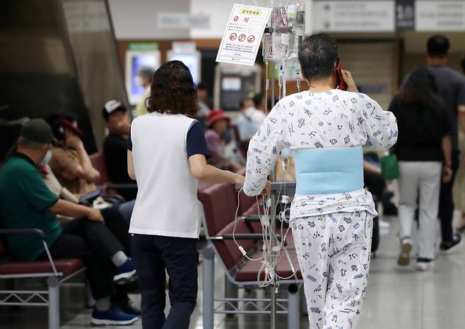 한 대학병원에서 간병인이 환자와 함께 이동하고 있다. /사진= 뉴스1