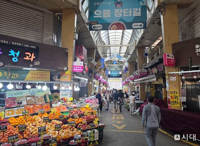 전국에 '푸른 바람'이 불고 있다지만, 지난 15일 찾아간 '산업도시' 울산의 바닥 민심은 여전히 국민의힘 쪽에 조금 더 기운 모습이었다. 사진은 지난 15일 찾은 울산 남구 신정시장. /사진=김성아 기자