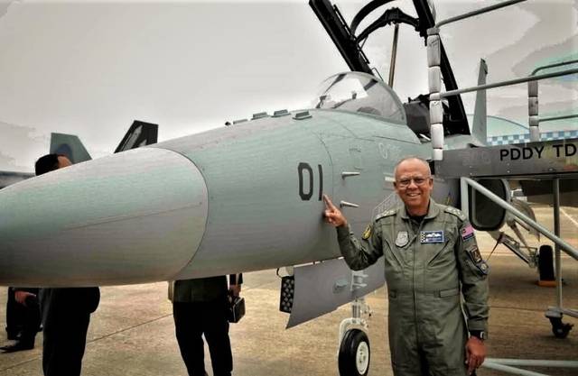 말레이시아가 도입할 국산 다목적전투기 FA-50M 양산1호기 앞아서 말레이시아 조종사가 포즈를 취하고 있다.  디펜스 시큐리티 아시아(DSA) 캡처