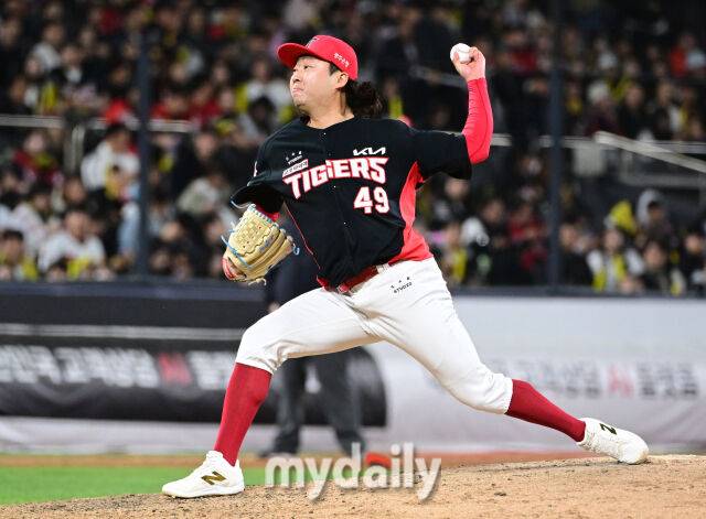 2026년 4월 22일 오후 경기도 수원KT위즈파크에서 열린 '2026 신한 SOL KBO리그' KIA 타이거즈와 KT 위즈의 경기. KIA 김범수가 7회말 구원등판해 역투하고 있다./수원=유진형 기자 zolong@mydaily.co.kr
