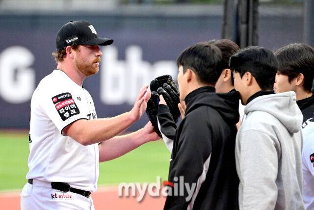 2026년 4월 22일 오후 경기도 수원KT위즈파크에서 열린 '2026 신한 SOL KBO리그' KIA 타이거즈와 KT 위즈의 경기. KT 선발투수 사우어가 1회초 투구를 마친 뒤 동료들의 축하를 받으며 더그아웃으로 들어가고 있다./수원 = 유진형 기자