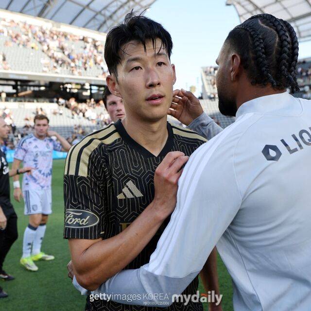 22일 MLS 사무국이 발표한 파워랭킹에 따르면 LA FC는 3계단 하락한 4위에 위치했다. 경기 후 동료들과 인사를 나누는 손흥민(왼쪽)./게티이미지코리아