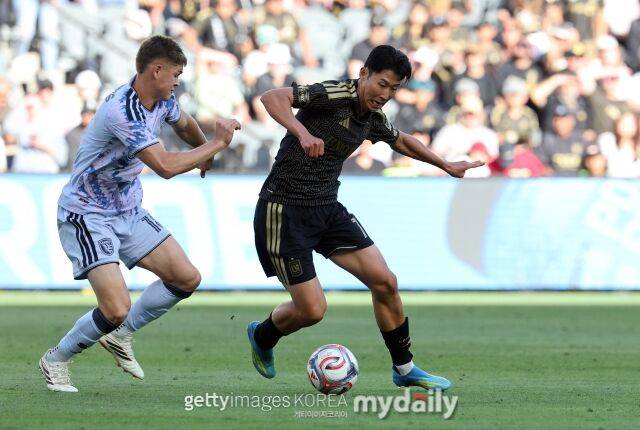 22일 MLS 사무국이 발표한 파워랭킹에 따르면 LA FC는 3계단 하락한 4위에 위치했다. 손흥민(오른쪽)이 산호세와의 경기에서 드리블을 하고 있다./게티이미지코리아
