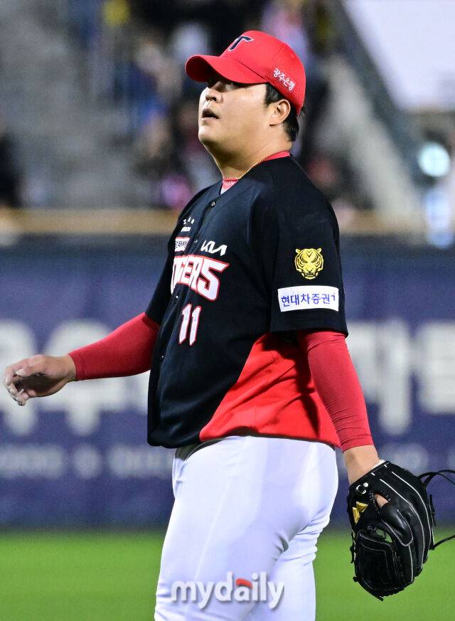 2026년 4월 17일 오후 서울 잠실구장에서 열린 '2026 신한 SOL KBO리그' KIA 타이거즈와 두산 베어스의 경기. KIA 조상우가 8회말 투구를 마친 뒤 더그아웃으로 들어가고 있다./잠실=유진형 기자 zolong@mydaily.co.kr