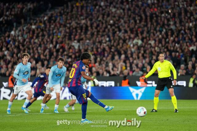 페널티킥을 차는 야말(왼쪽에서 세 번째 10번). /게티이미지코리아