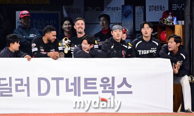 KIA 동료들이 데일의 첫 홈런에 침묵 세리머니를 하고 있다 / 수원 = 유진형 기자 zolong@mydaily.co.kr